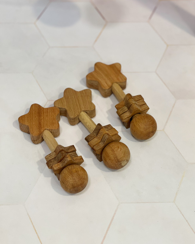 جغجغه چوبی نوزاد مدل ستاره ای ساخته شده از چوب راش طبیعی