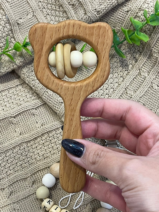 ست جغجغه و بند پستونک چوبی طرح تدی ساختهشده از چوب راش با پوشش روغن گیاهی